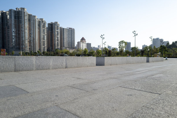 城市住宅建筑在公园的大理石广场图片下载