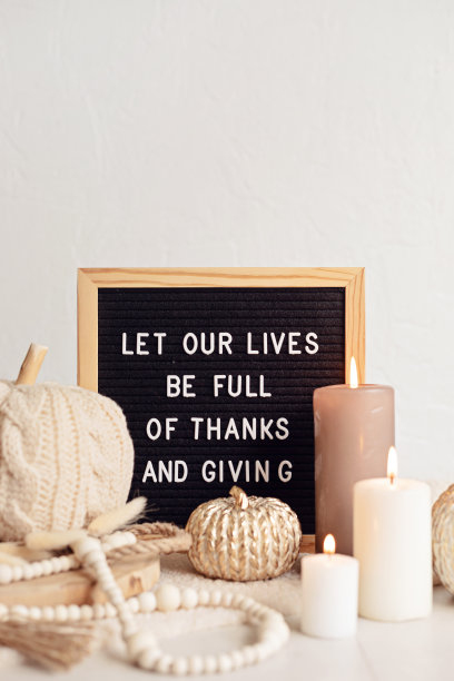 毡、信、板和文字让我们的生活充满了感谢和付出。秋天表装饰。室内装饰为感恩节和秋季假期手工制作的南瓜和蜡烛图片下载