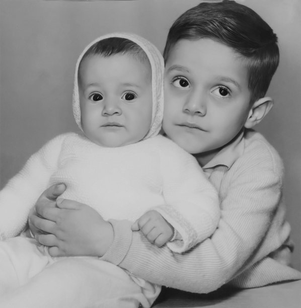 60年代的黑白照片，一个小男孩和一个小女孩在一起摆姿势图片下载