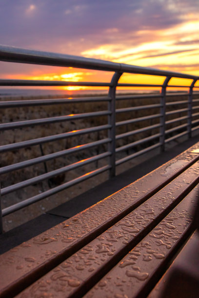暴风雨后，木板路上色彩斑斓的日落。长滩纽约图片下载