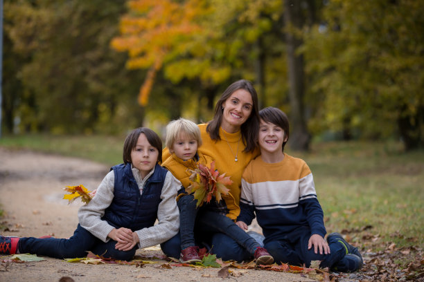 幸福的家庭，母亲带着孩子，在公园里拍秋天的照片图片下载