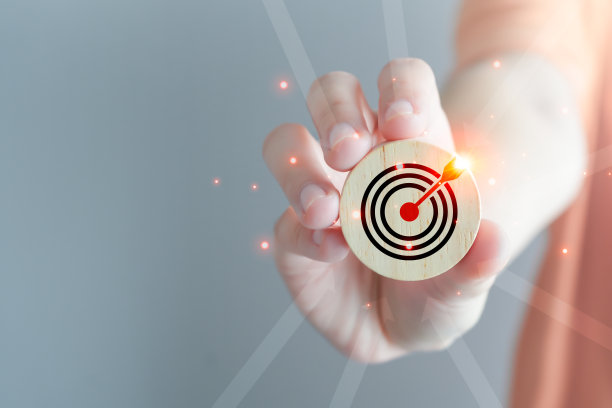 经营业绩目标和客观指标。不断增长的商业成功概念。手显示木块与飞镖板图标和箭头指向目标。图片下载