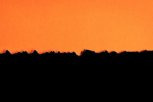 撕掉的半张黑色纸水平放在橙色纸的底部。图片下载