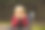 可爱的金发幼童，男孩，在公园里拿着蘑菇，在森林里摘图片下载