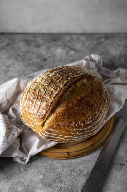 自制的圆面包，灰色背景。家庭烘焙的概念。图片下载