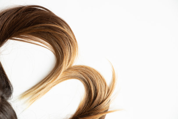 女人把头发染成棕色底色，呵护头发图片下载