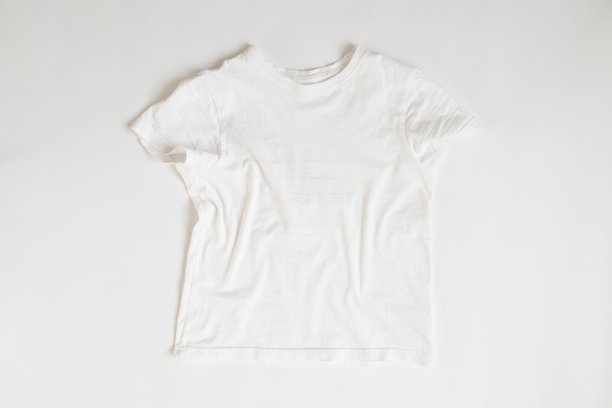 白色的t恤躺在白色的背景上，女人的衣服图片下载