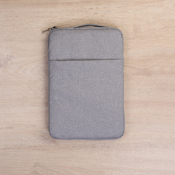 灰色平板包在木制背景图片下载