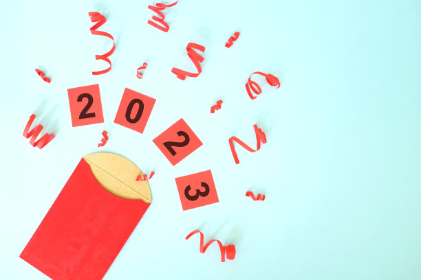 2023年中国新年吉祥庆祝概念。用彩纸屑平铺的红包构图。图片下载