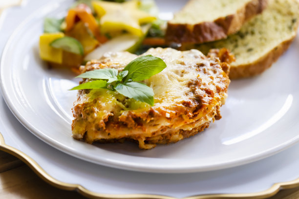 千层面和配菜在盘子里图片下载