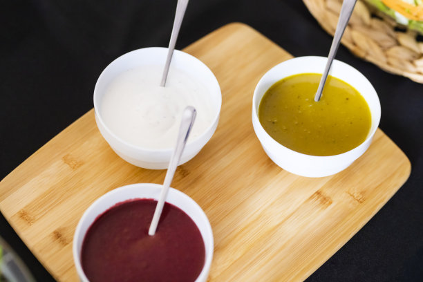 敷料放在桌子上图片下载