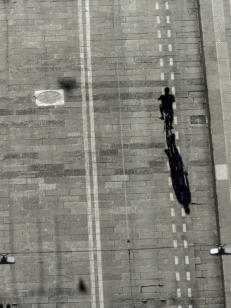 骑车人的剪影投下长长的影子图片下载