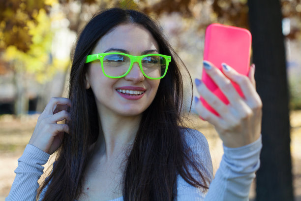 年轻女子在自拍图片下载