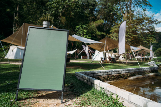 公园营地的空木板图片下载