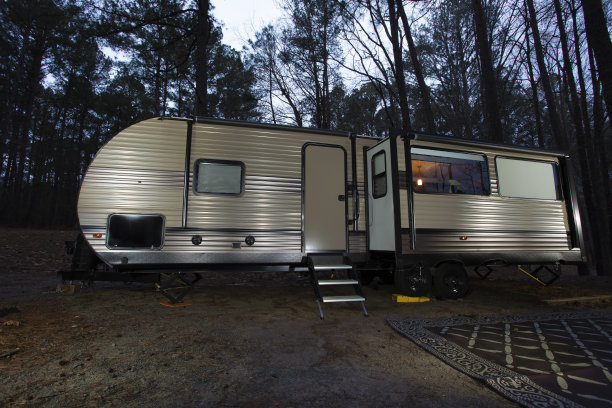 夜幕降临时在森林里露营的人图片下载