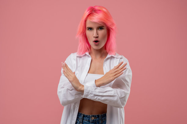 坚定的女人站在一个封闭的姿势在镜头前图片下载