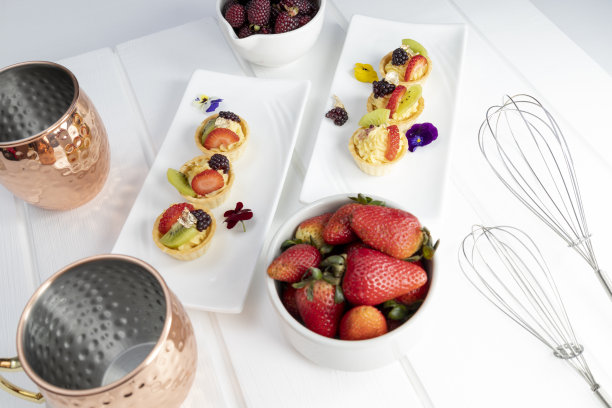 搭配食物和饮料，新鲜有机水果，草莓和黑莓开胃甜点图片下载