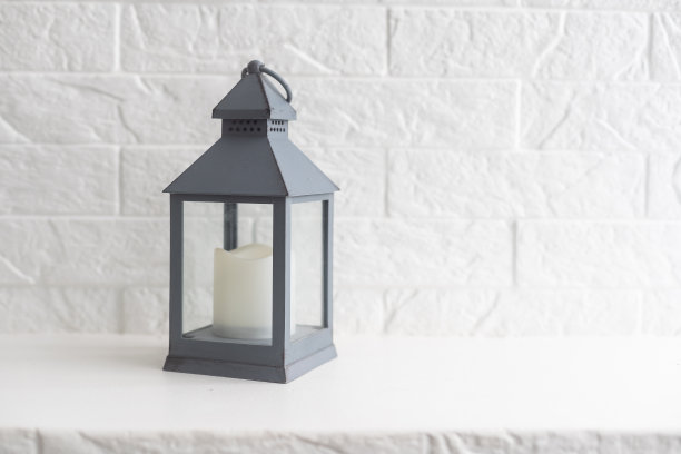 一个烛台手电筒立着。装饰金属雕刻灯笼。家居装饰。烛台。舒适的装饰。图片下载