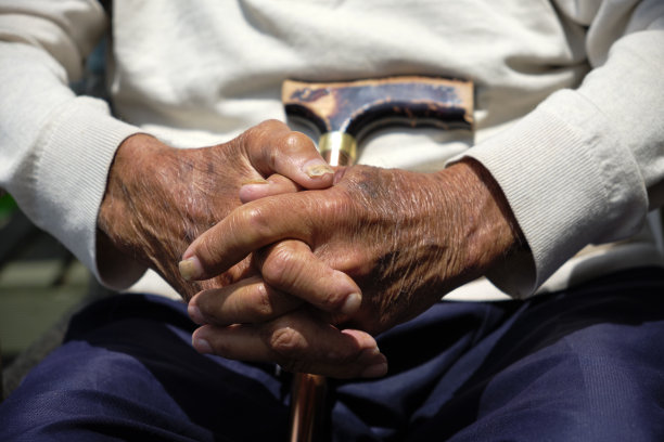 老男人双手紧握。黑皮肤的手图片下载