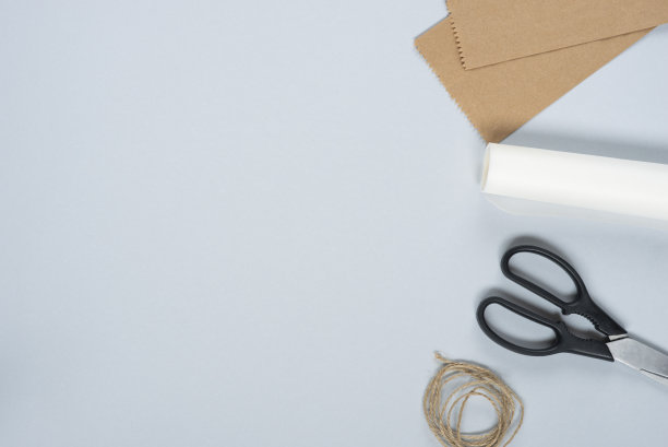 流行的diy手工制作背景。工具组，包括布、剪刀和绳子。硕士课程或爱好。浅灰色背景，复制空间图片下载