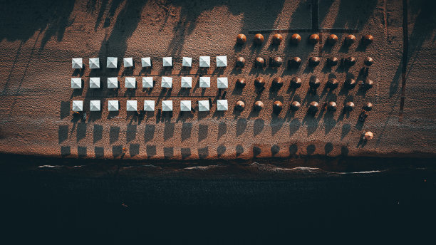 伞和太阳床的鸟瞰图图片下载