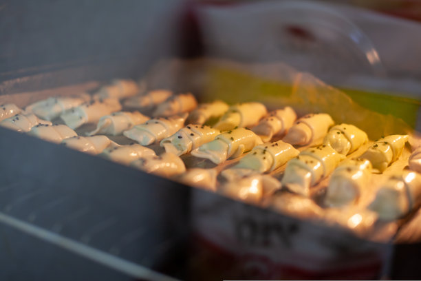 在家里自制羊角面包和其他糕点的过程。图片下载