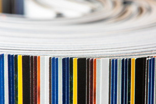 卷起来的彩色杂志，印刷机图片下载