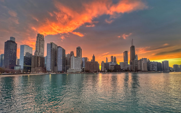 从米尔顿李橄榄公园日落的芝加哥天际线图片下载