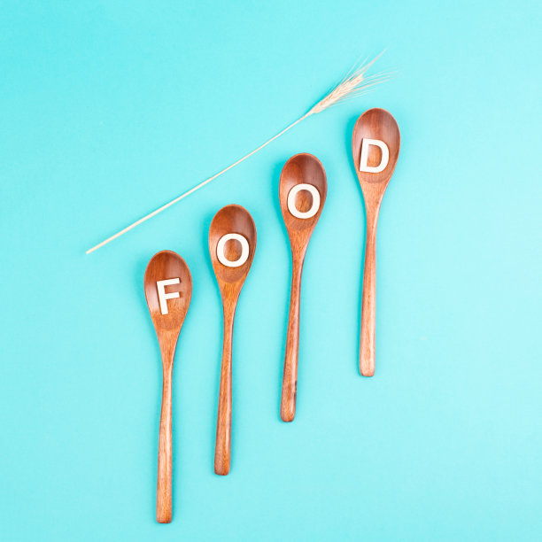 带有粮食和麦穗字样的木勺，价格上涨，危机和短缺，供应链问题图片下载