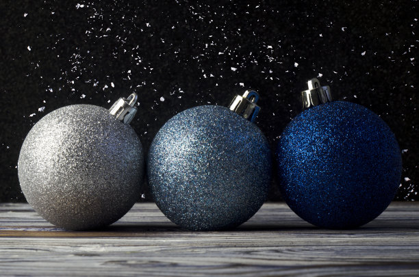 木制背景的圣诞球图片下载