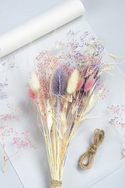 基本设置为简单的自制漂亮的粉色干花束在大师班。一个爱好，生意的想法。在灯光背景下制作长立花的时尚生态diy图片下载