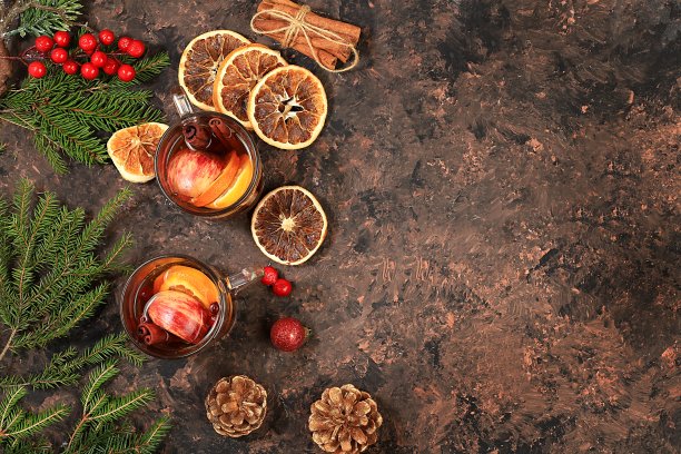 含酒精或不含酒精的鸡尾酒，由橘子、橘子、苹果、肉桂和香料、热葡萄酒混合而成，是寒冷季节温暖的冬日饮品图片下载