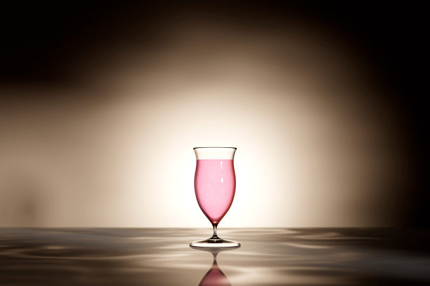 粉色热带饮料在高玻璃杯，丝绸般的表面和温暖的背景照明图片下载