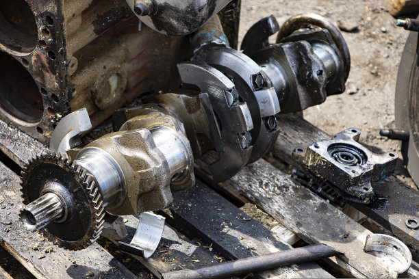 汽车发动机的备件。曲轴与链轮总成，凸轮轴和活塞完成在白色背景，顶视图。图片下载