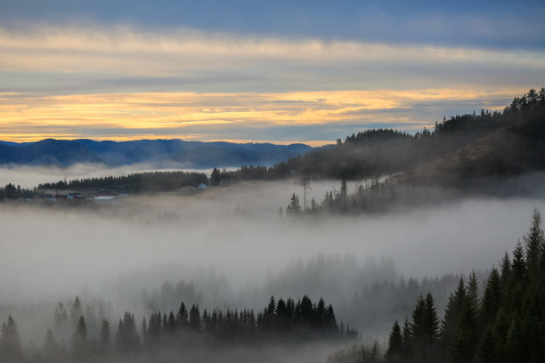 布拉茨堡村雾蒙蒙的日落图片下载