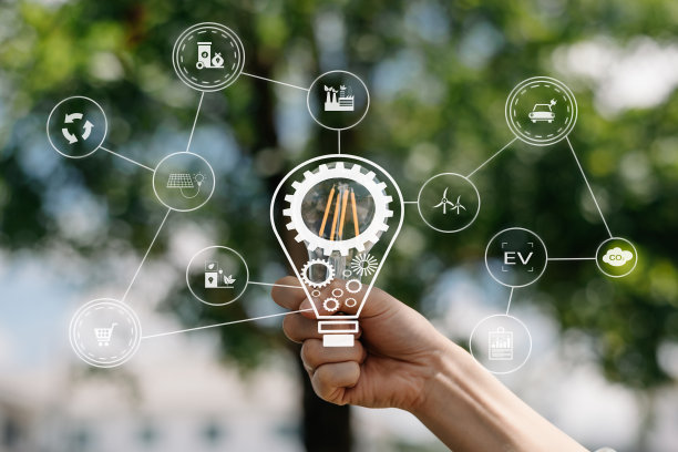 手持灯泡与绿色背景。概念太阳能在自然概念在虚拟图标屏幕图标图片下载