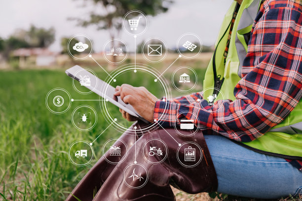 农业技术农妇手持技术片剂或片剂研究有关农业问题、分析数据和可视化图标。智能农业图片下载