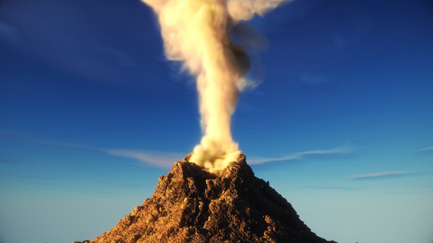 在有天空背景的大山顶上的漂亮的烟。图片下载