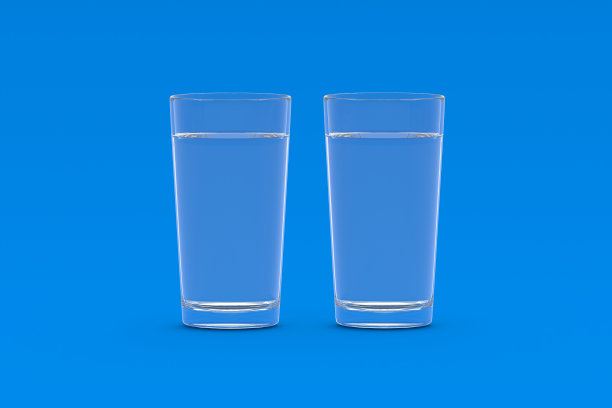 蓝色背景上的两杯水。三维渲染图片下载