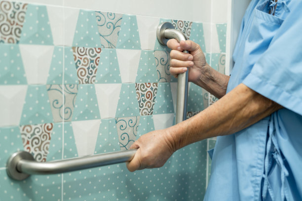 亚洲老年人或老年老太太妇女病人在护理医院病房使用卫生间卫生间处理安全，健康强的医疗理念。图片下载