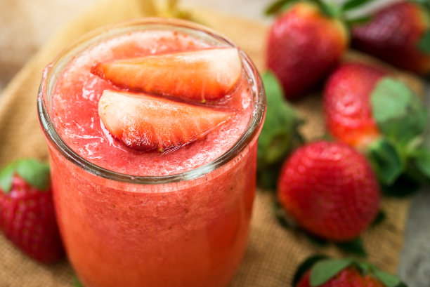 草莓冰沙加新鲜的草莓水果在深色的黑色地面上图片下载