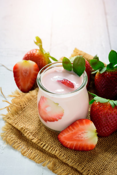 酸奶的健康食品，草莓酸奶，新鲜草莓酸奶，木质背景图片下载