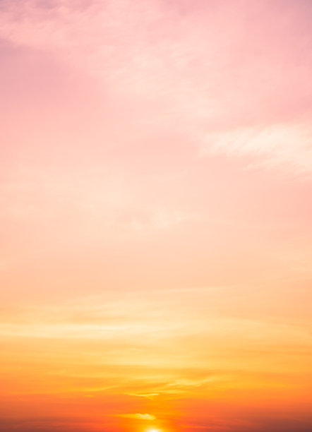 傍晚的天空垂直呈橙色，浪漫的黄金时刻阳光呈粉色，天空背景阳光呈红色图片下载