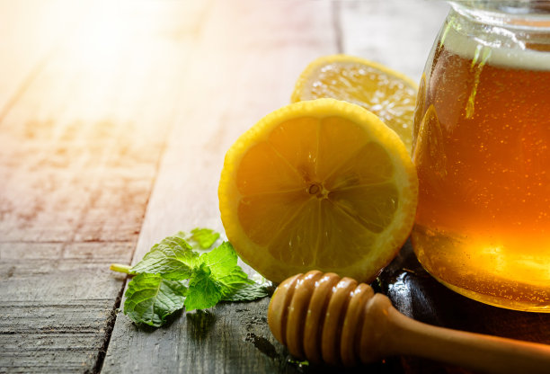 蜂蜜加新鲜柠檬，木制蜂蜜勺图片下载
