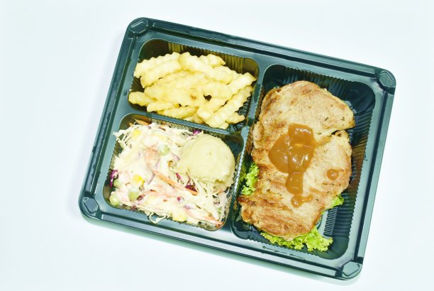 烤猪肉黑胡椒牛排配土豆泥肉汁酱和沙拉蘸辣椒酱塑料包装图片下载