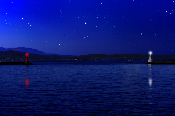 海上和灯塔上有许多闪亮的星星图片下载