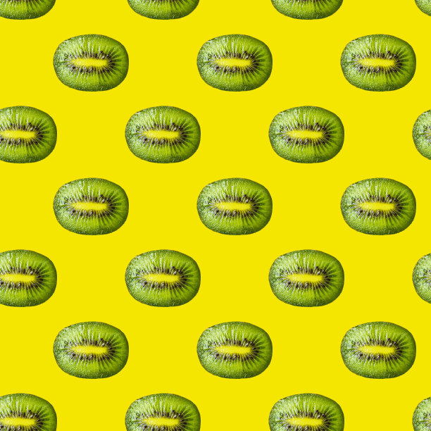 无缝模式与猕猴桃切片在绿色背景。最小的等距食物质地。用于板上，织物上印刷，图片下载
