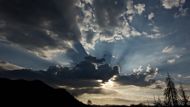 加州阴云密布图片下载