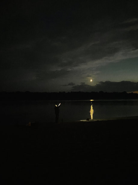 晚上的第聂伯河，在月光的照耀下，夜晚在繁星满天的河上钓鱼图片下载