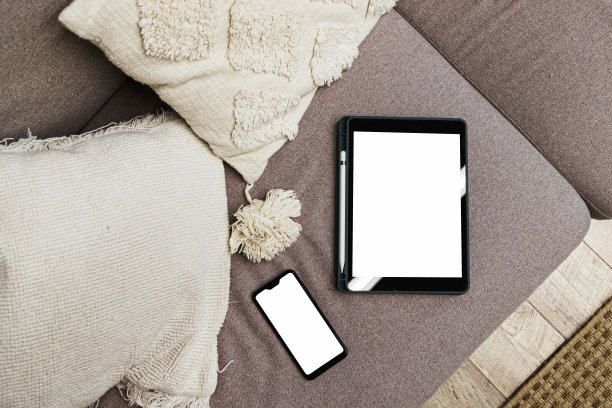 客厅沙发上的平板电脑和智能手机都是空白屏幕。小工具模型，设备布局图片下载
